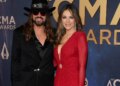 Billy Ray Cyrus, encontro noturno do CMA de Elizabeth Hurley