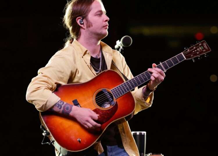 Billy Strings está tentando fazer um novo álbum com poemas de sua falecida mãe