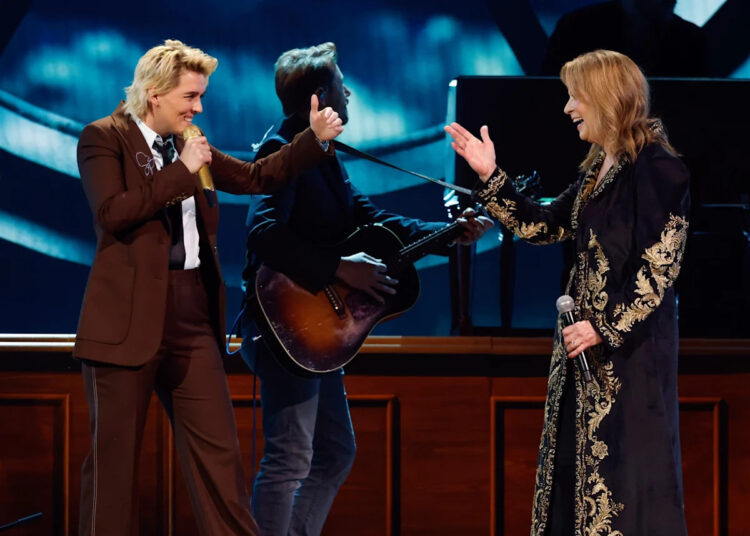 Brandi Carlile e Patty Loveless prestam homenagem a Vince Gill no 2025 CMA Awards