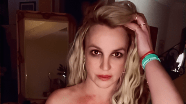 Britney Spears mostra seus passos de dança em roupa íntima branca