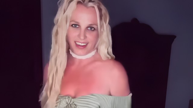 Britney Spears mostra sua dança com vestido solto