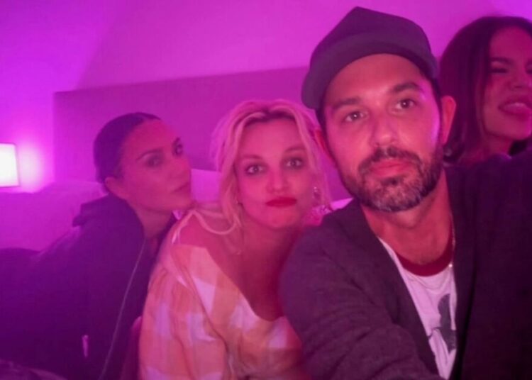 Britney Spears posa com Kim e Khloe Kardashian em raro reencontro – Celebrity News – Entretenimento