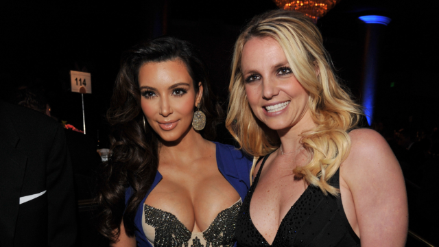 Britney Spears se aconchega com Kim Kardashian em cama ‘vibrante’