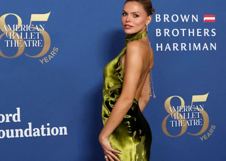Brooks Nader dá vida ao visual icônico de Angelina Jolie neste Halloween