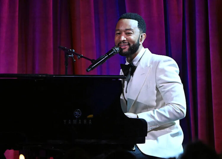 Cantor icônico dos anos 90 se junta a John Legend no palco para um show surpresa ‘incrível’