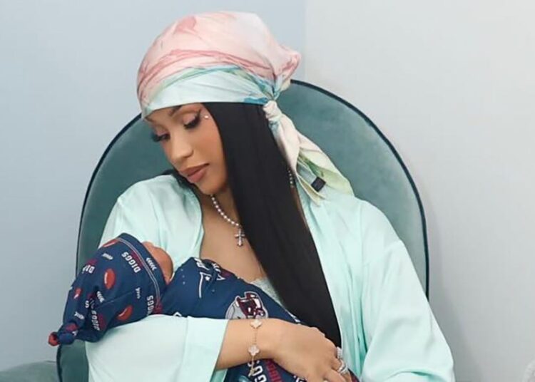 Cardi B compartilha as primeiras fotos de seu filho recém-nascido