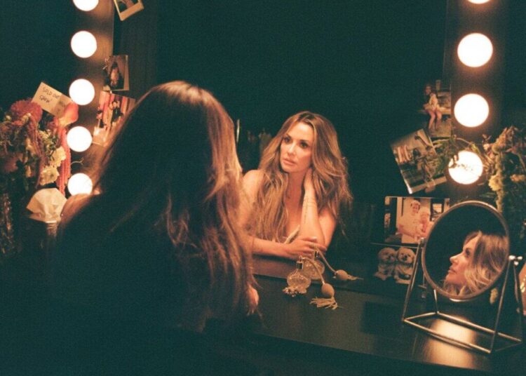 Carly Pearce reflete sobre os sacrifícios da fama na nova música, ‘Dream Come True’