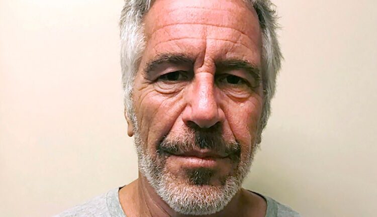 Carro visto saindo do Royal Lodge enquanto Andrew enfrenta pressão crescente sobre ligações com Epstein | Notícias do Reino Unido