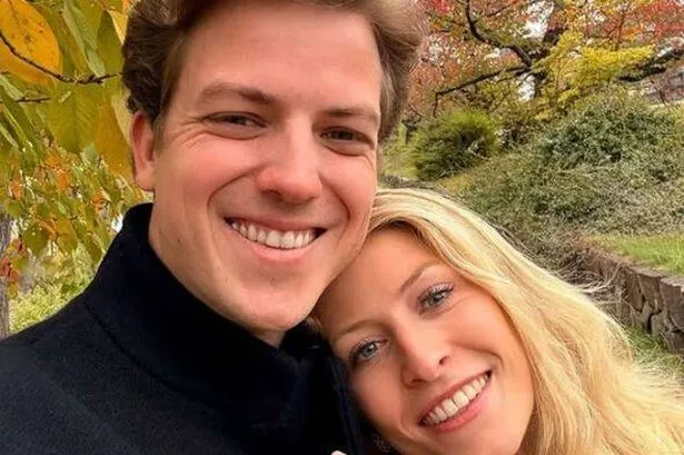 Casal real NOIVADO enquanto príncipe faz pergunta em viagem ao exterior para outro casamento