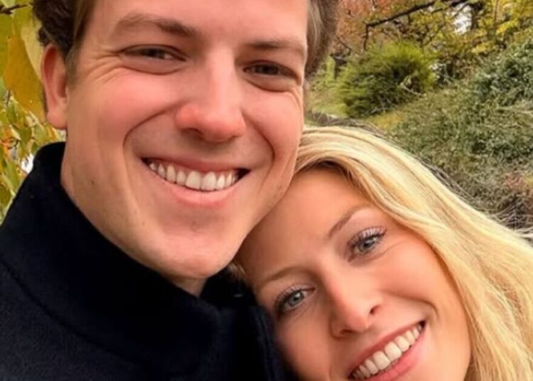 Casamento real anunciado enquanto casal compartilha linda foto de noivado | Real | Notícias