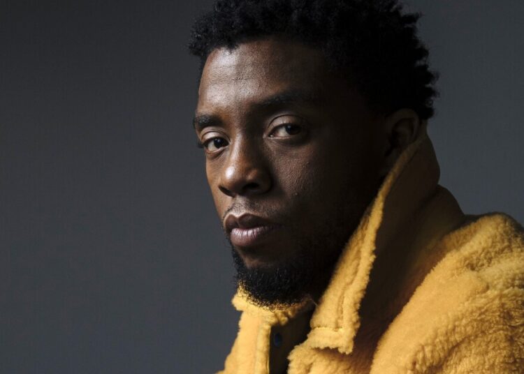 Chadwick Boseman homenageado postumamente com estrela da Calçada da Fama de Hollywood