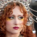 Chappell Roan homenageia Cyndi Lauper com impressionante tributo no tapete vermelho do Rock & Roll Hall of Fame