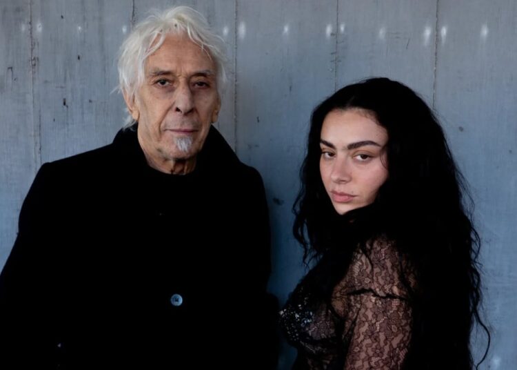 Charli XCX e John Cale lançam nova música para 'Wuthering Heights'