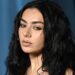 Charli XCX lança “Chains Of Love” e anuncia novo álbum ‘Wuthering Heights’