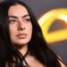 Charli XCX lança videoclipe de 'Chains of Love' de 'Wuthering Heights'