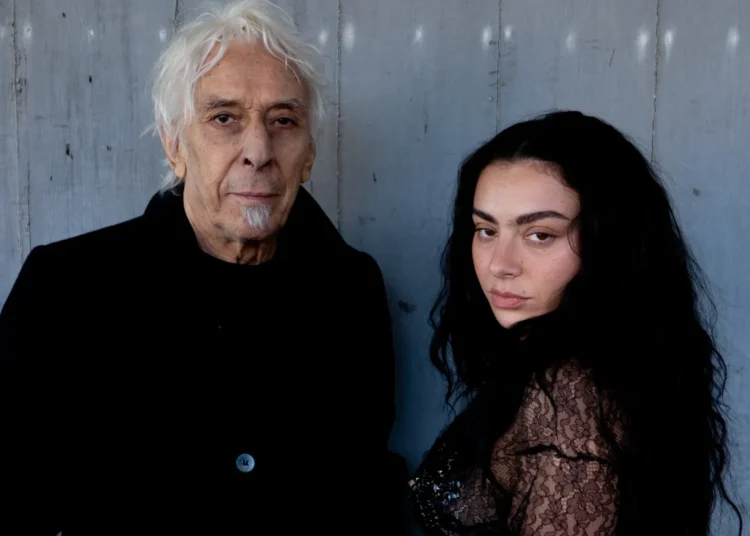 Charli XCX recruta John Cale para nova música ‘House’
