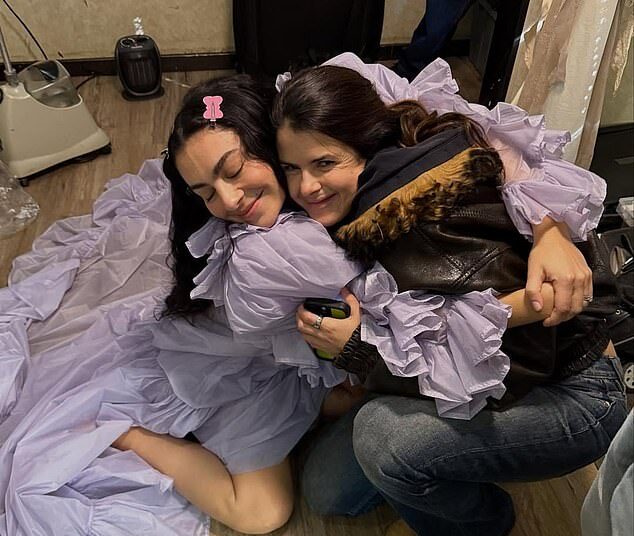 Charli XCX revela fotos dos bastidores de seu novo videoclipe com a lenda do rock John Cale com sua nova música definida para aparecer no filme Wuthering Heights