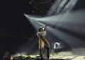 Charli xcx desfoca a realidade no trailer de ‘The Moment’