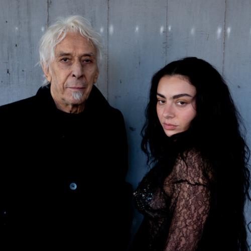 Charli xcx se torna gótica na nova música House da trilha sonora de Wuthering Heights de Emerald Fennell – Music News