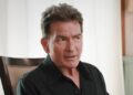Charlie Sheen fala sobre perder papel no cinema para Tom Cruise