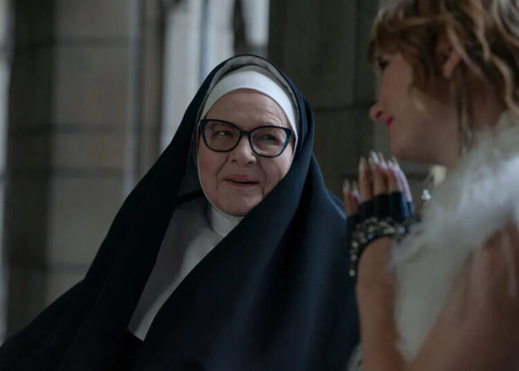 Chefe de 'Elsbeth' revela ligação pessoal com episódio de Dianne Wiest
