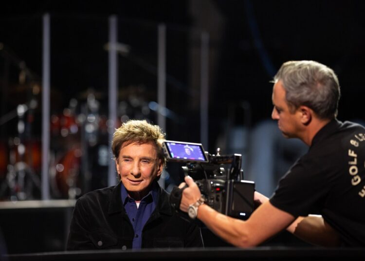 Chega o videoclipe de 'Once Before I Go' de Barry Manilow