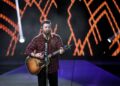 Chris Young dá início à primeira turnê de férias com novas canções de Natal e shows acústicos