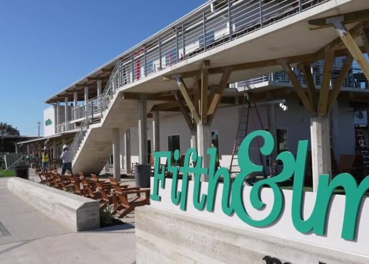 Cidade de Portland se prepara para a inauguração da Fifth & Elm