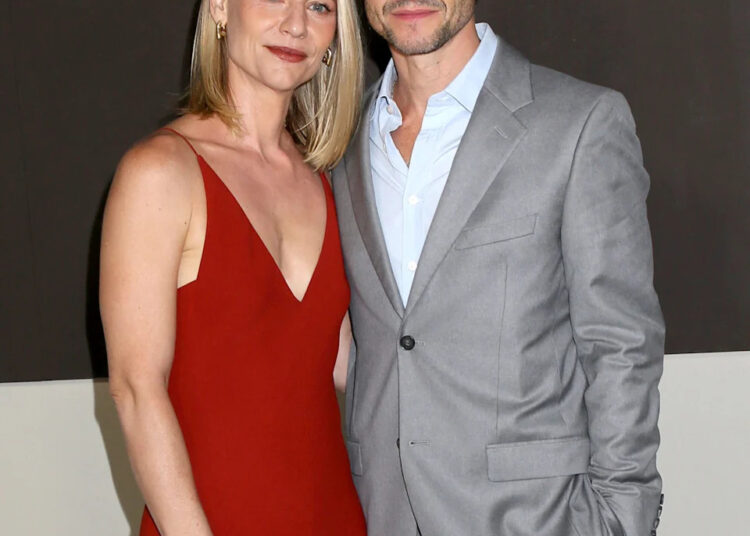 Claire Danes Rocks Slinky, Red Hot Gown na noite de estreia da Netflix com o marido Hugh Dancy