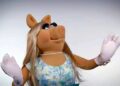 Cole Escola escrevendo filme de Miss Piggy produzido por Emma Stone e Jennifer Lawrence