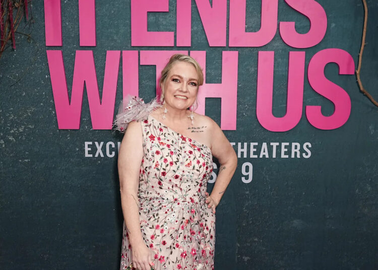 Colleen Hoover ‘envergonhada’ de admitir que escreveu ‘It Ends With Us’ depois que o processo ‘ofuscou’