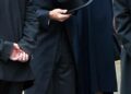 Como Victoria Beckham 'dominou a arte de se vestir real' - enquanto JANE TIPPETT revisita sua gafe de moda no casamento de Kate e William