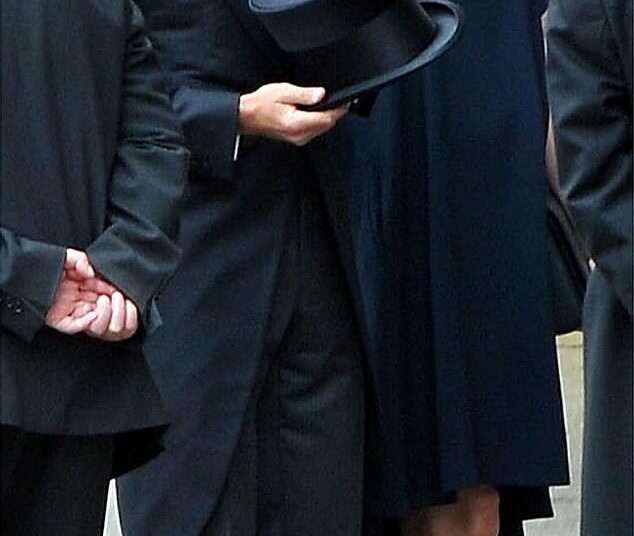 Como Victoria Beckham 'dominou a arte de se vestir real' - enquanto JANE TIPPETT revisita sua gafe de moda no casamento de Kate e William