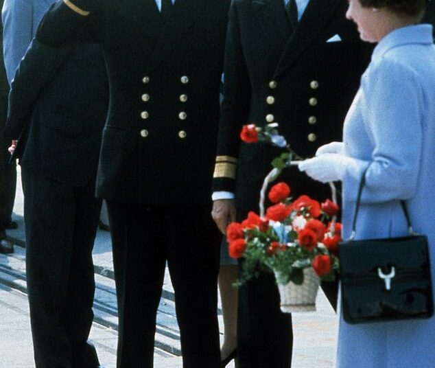 Como a rainha Elizabeth deixou para Charles 'uma bomba não detonada' em Andrew: Rogue royal sempre foi o ponto fraco do falecido monarca 'e o rei agora está pagando o preço', dizem fontes