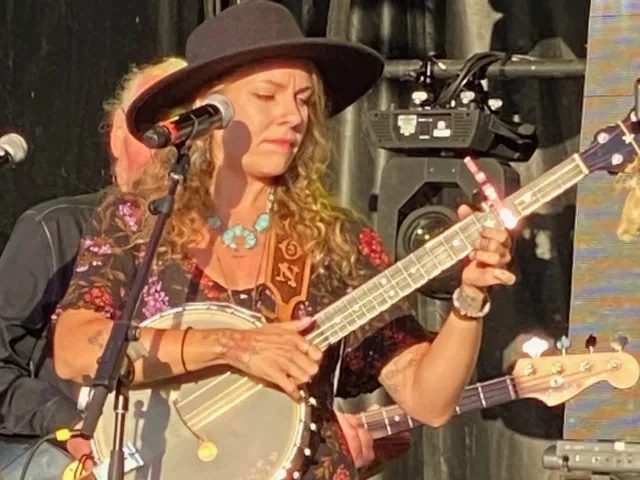 Como as viagens moldaram o som do último álbum de Meredith Moon