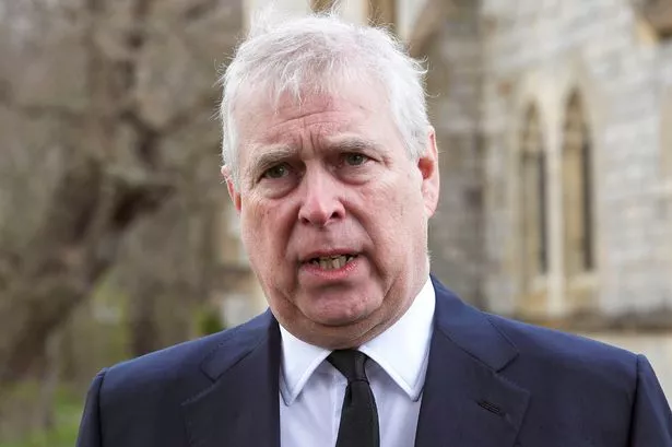 Como décadas de controvérsia levaram à queda de Andrew Mountbatten-Windsor e ao exílio real