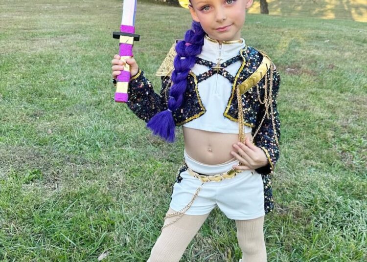Crianças celebridades vestidas como Rumi dos caçadores de demônios do K-Pop no Halloween de 2025