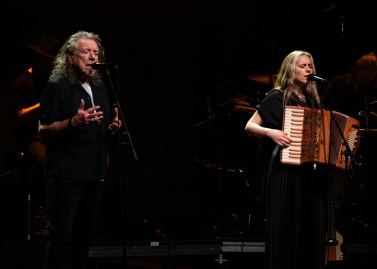 Crítica: Robert Plant retorna a Chicago em show de teatro intimista com o último projeto Saving Grace