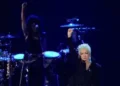 Cyndi Lauper pede coragem e Salt-N-Pepa brinca com 'Push It' ao entrar no Rock Hall of Fame