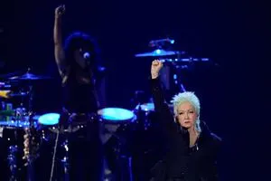 Cyndi Lauper pede coragem e Salt-N-Pepa brinca com 'Push It' ao entrar no Rock Hall of Fame