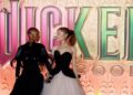 Cynthia Erivo, que perdeu a voz antes do tapete vermelho de ‘Wicked: For Good’, recebe assistência de entrevista de Ariana Grande