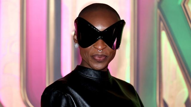 Cynthia Erivo usa os maiores óculos de sol que você já viu