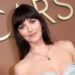 Dakota Johnson atualiza a cor do cabelo no Governors Awards 2025