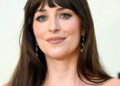 Dakota Johnson deixou o queixo caído com este minivestido vermelho recortado para uma sessão de fotos de Valentino