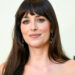 Dakota Johnson deixou o queixo caído com este minivestido vermelho recortado para uma sessão de fotos de Valentino