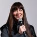 Dakota Johnson usa o casaco perfeito com acabamento em penas