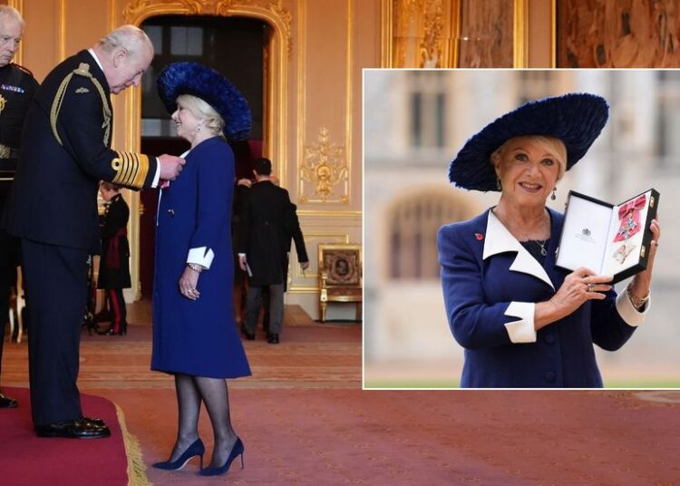 Dame Elaine Page confessa que o rei Charles 'tem uma voz muito calma' em admissão surpresa