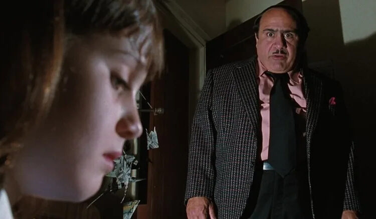 Danny DeVito dirigiu um filme de terror de 2012 impossível de assistir