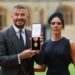 David Beckham se torna rei Charles no primeiro terno masculino sob medida de Victoria