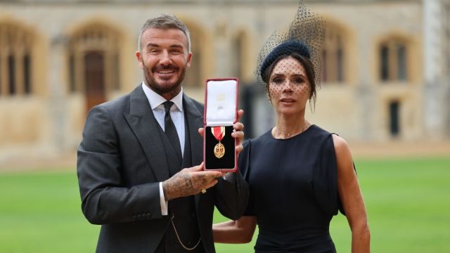 David Beckham se torna rei Charles no primeiro terno masculino sob medida de Victoria